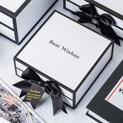 De stijve Witte Magnetische Dozen van de Kartongift met Zwart Rim And Ribbon Bow