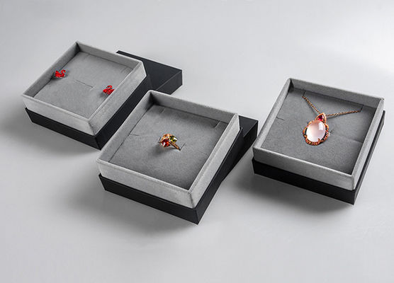 De Verpakkende Dozen van Grey Velvet Lined Cardboard Jewelry met Klantgericht Logo Printing