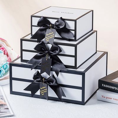 De stijve Witte Magnetische Dozen van de Kartongift met Zwart Rim And Ribbon Bow