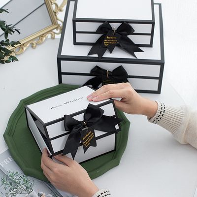 De stijve Witte Magnetische Dozen van de Kartongift met Zwart Rim And Ribbon Bow