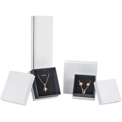 Lege kleine witte halsketting en oorbel geschenkdoos voor sieraden presentatie