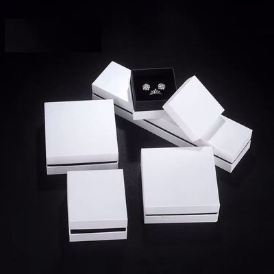 Lege kleine witte halsketting en oorbel geschenkdoos voor sieraden presentatie