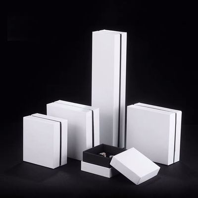 Lege kleine witte halsketting en oorbel geschenkdoos voor sieraden presentatie