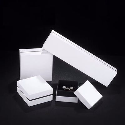 Lege kleine witte halsketting en oorbel geschenkdoos voor sieraden presentatie