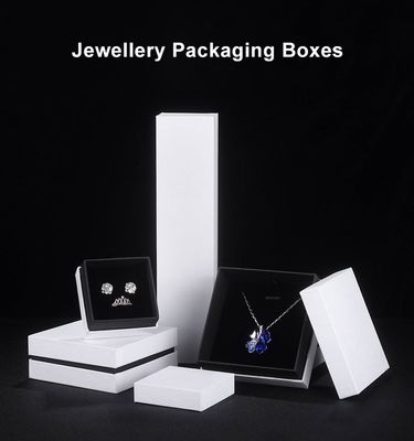 Lege kleine witte halsketting en oorbel geschenkdoos voor sieraden presentatie