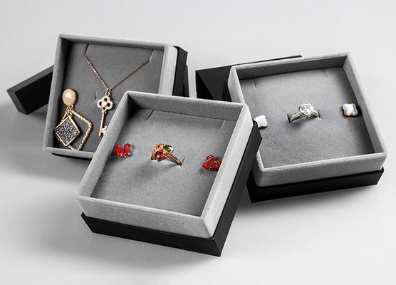 De Verpakkende Dozen van Grey Velvet Lined Cardboard Jewelry met Klantgericht Logo Printing