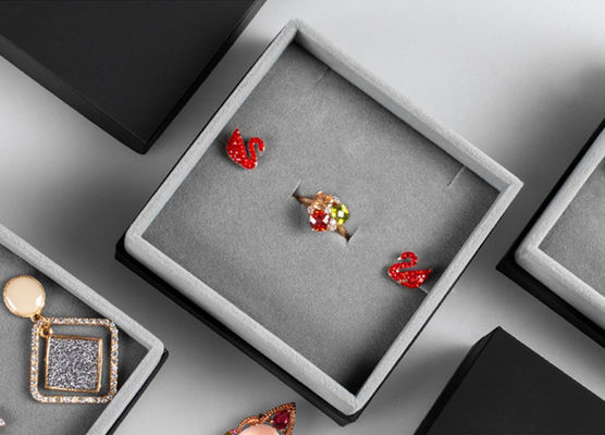 De Verpakkende Dozen van Grey Velvet Lined Cardboard Jewelry met Klantgericht Logo Printing