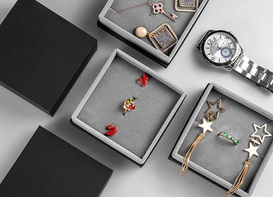 De Verpakkende Dozen van Grey Velvet Lined Cardboard Jewelry met Klantgericht Logo Printing